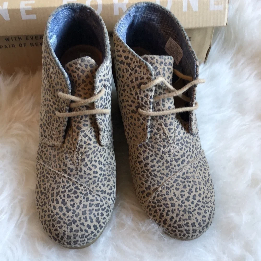 TOMS desert leopard print lace up wedges 6